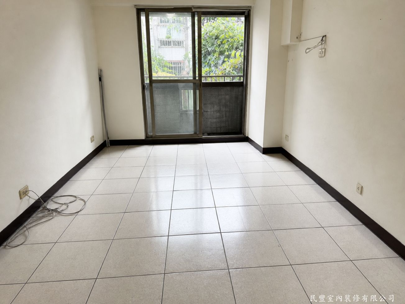 民豐室內裝修-超耐磨木地板浮鋪翻新-施工前空屋，磁磚地板搭配深色踢腳板，冬冷感重，視覺較為生硬。業主希望全室換鋪超耐磨木地板，改善居住溫潤感。民豐師傅評估地面平整度後確認採浮鋪工法施作