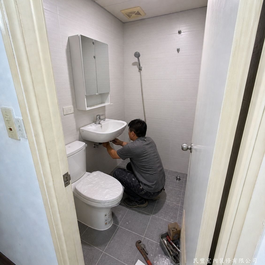 民豐室內裝修-衛浴翻新工程-原有衛浴空間設備老舊，磁磚破損，本次進行完整翻新。拆除舊設備後重新鋪貼防水磁磚，更換現代化馬桶、洗手台及淋浴設備，全面提升使用機能與視覺質感