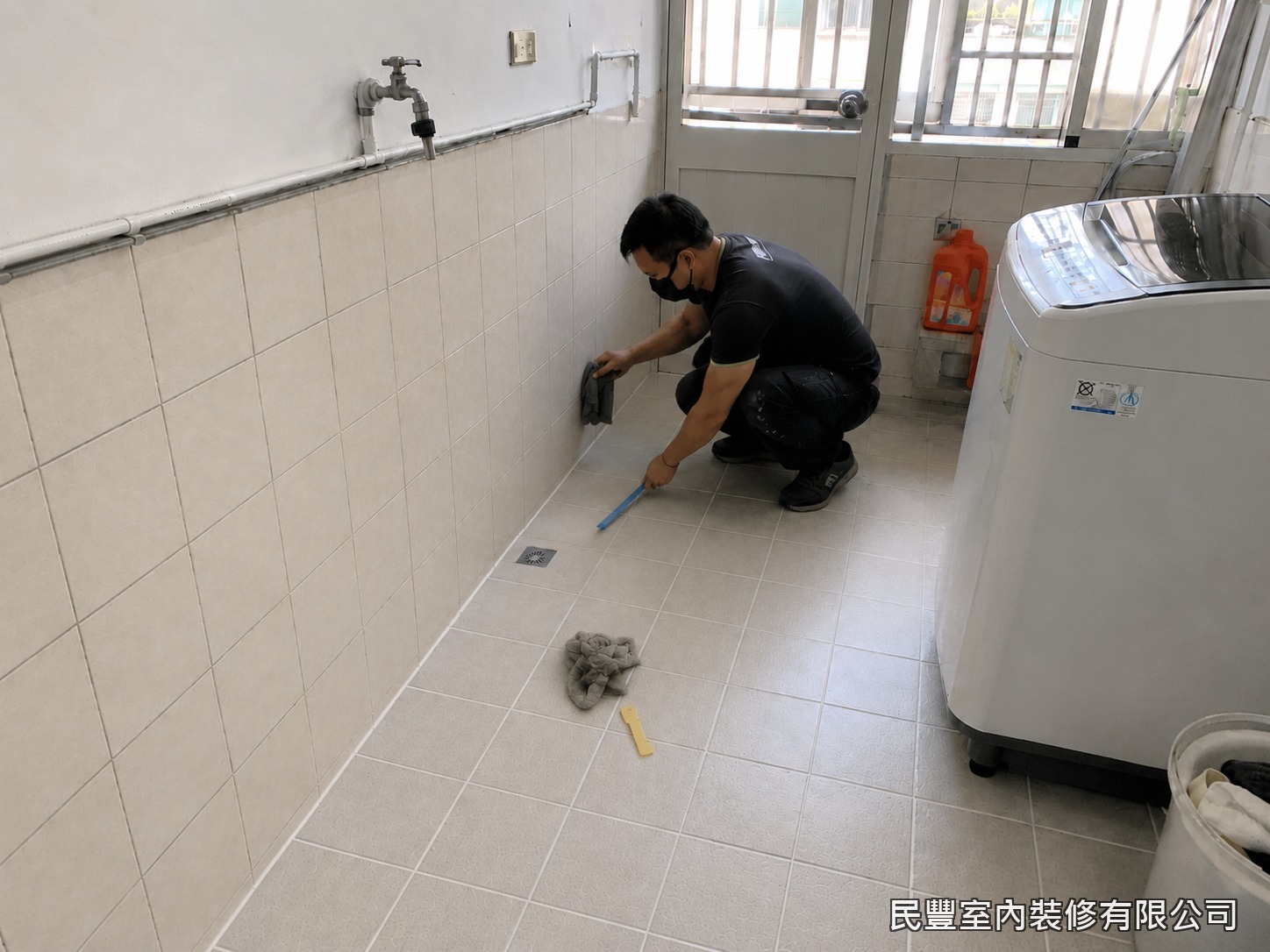 民豐室內裝修-磁磚美縫劑處理-師傅使用工具仔細清除磁磚縫中的舊填縫劑及積累污垢，確保縫隙乾淨無殘留，為後續美縫劑的附著創造最佳基礎條件