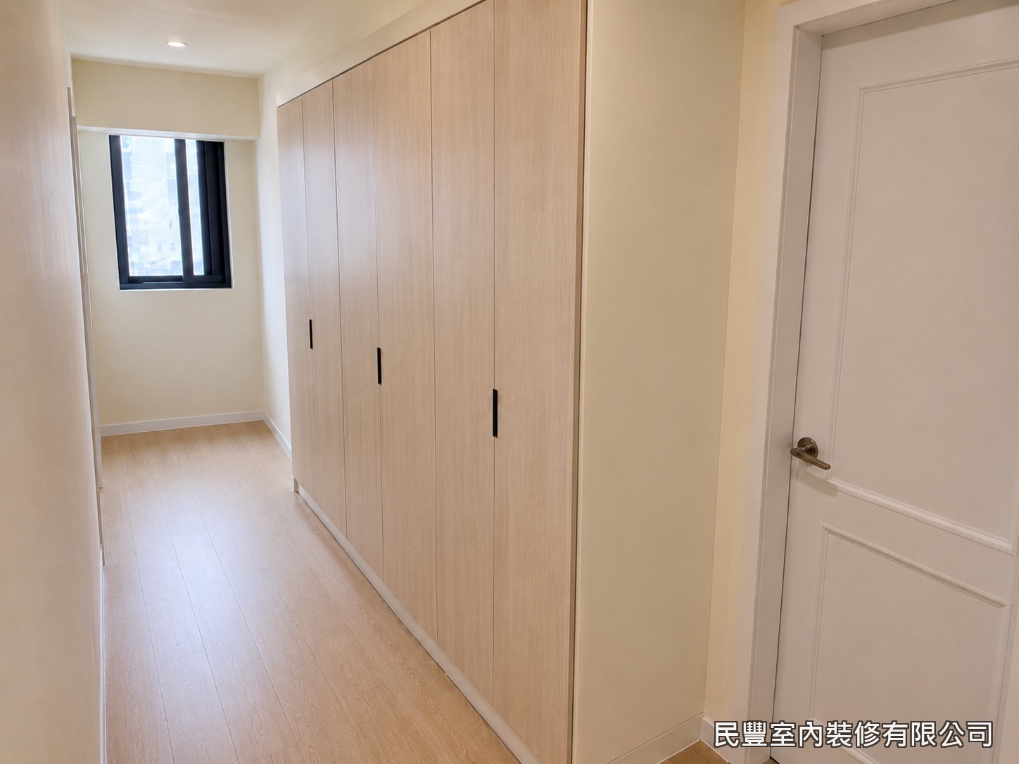 民豐室內裝修-臥室衣櫃-系統衣櫃完工呈現木紋質感整牆收納,從地板延伸至天花板充分利用垂直空間,簡約現代的設計與臥室整體風格和諧融合,收納機能大幅提升