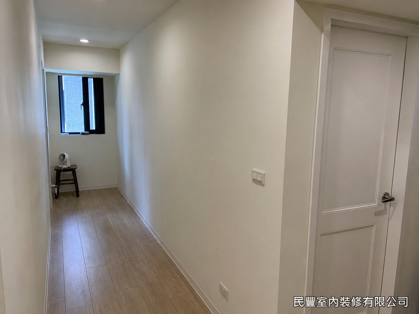 民豐室內裝修-臥室衣櫃-臥室原無任何固定衣物收納設備,空白牆面雖寬敞但缺乏收納機能,業主希望利用整面牆規劃系統衣櫃,提升臥室整齊度與收納效率