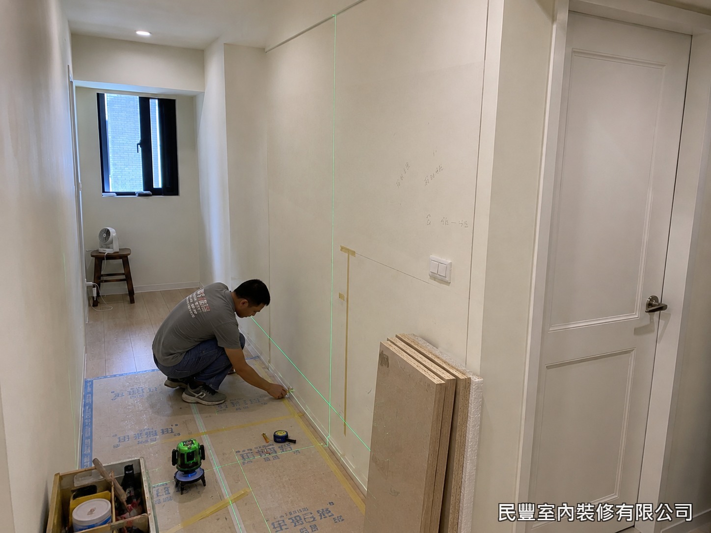 民豐室內裝修-臥室衣櫃-系統板材進場後依序組裝側板、背板及底板,以水平儀確認垂直水平精度,每道接縫以專用五金確實鎖固,確保衣櫃結構穩固耐用