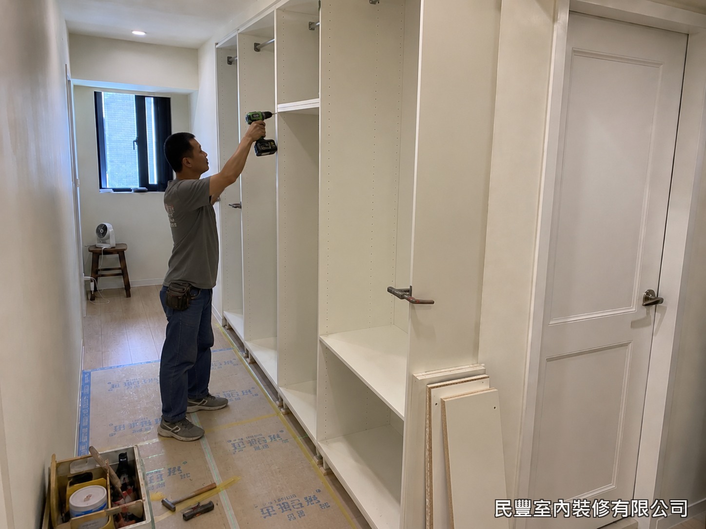 民豐室內裝修-臥室衣櫃-師傅依業主需求至現場精確丈量牆面尺寸,確認衣櫃高度、深度及開門方向,確保系統板材訂製尺寸準確,施工前充分規劃各收納格局