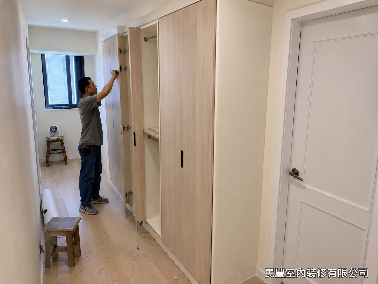 民豐室內裝修-臥室衣櫃-依收納需求安裝活動層板及固定隔板,門片對齊後調整鉸鏈使每扇門開合順暢,縫隙均一,黑色長型把手提升整體視覺質感