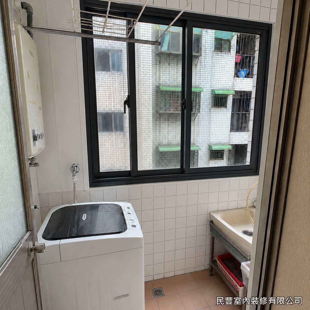 民豐室內裝修-氣密窗-冷氣孔封補與窗戶更新完工，閒置孔洞封實平整、新窗緊密牢固，後陽台防水大幅提升，空間清爽整潔煥然一新