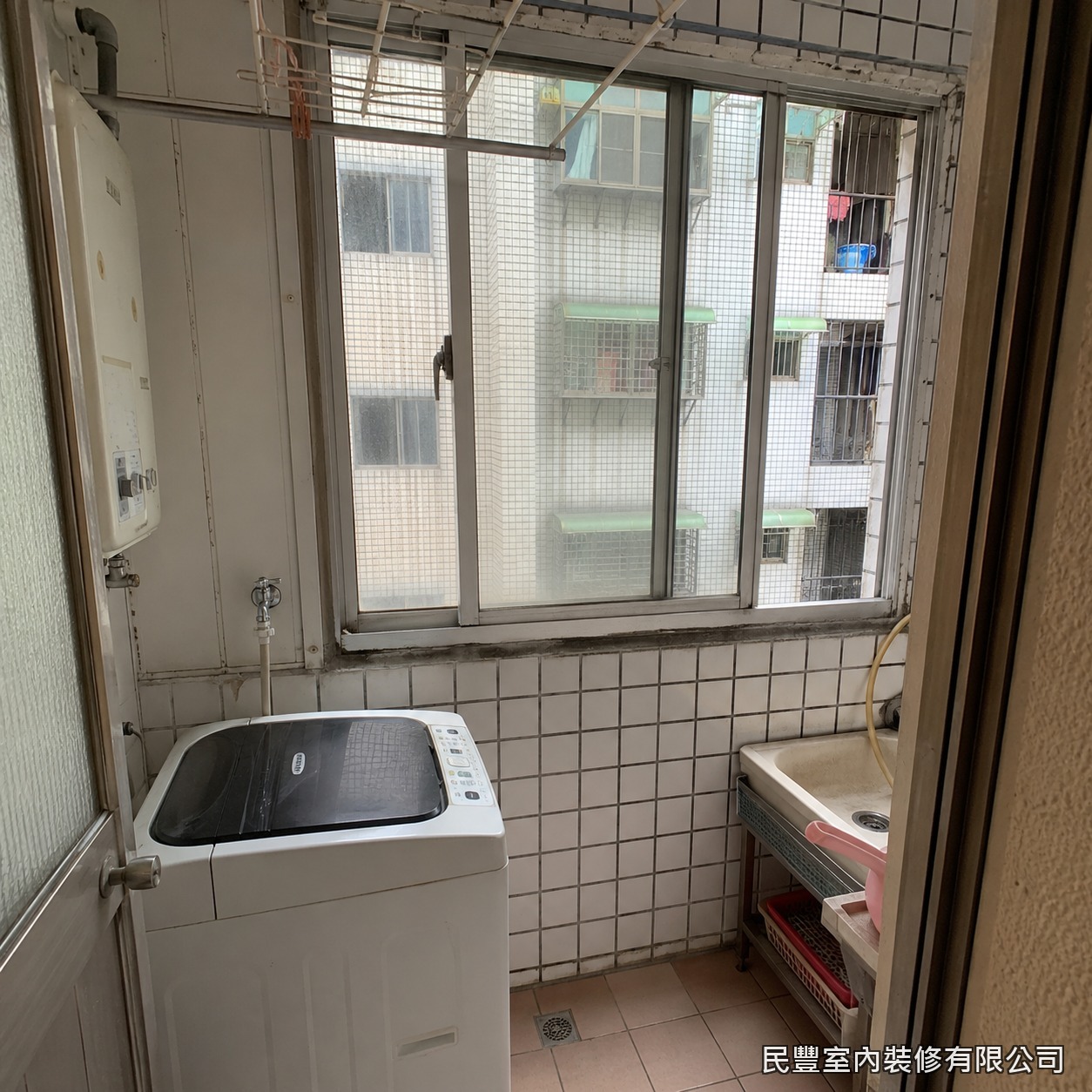 民豐室內裝修-氣密窗-後陽台原有老舊鋁窗與閒置冷氣孔，窗體密合度不佳且牆面老化，屋主希望封補多餘冷氣孔並更新窗戶，提升陽台防水與整潔度