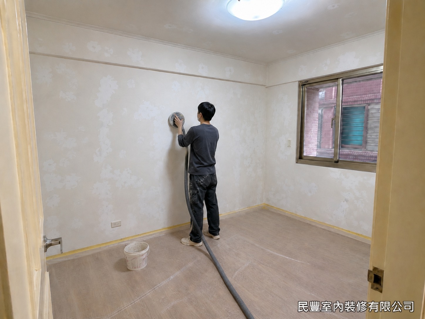 民豐室內裝修-全室牆面刷漆-批土乾燥後以研磨機搭配集塵設備細磨整平，有效降低粉塵飛散，維持室內整潔。研磨後以燈光檢視平整度，凹凸處再次補土修整，反覆作業直到牆面平順