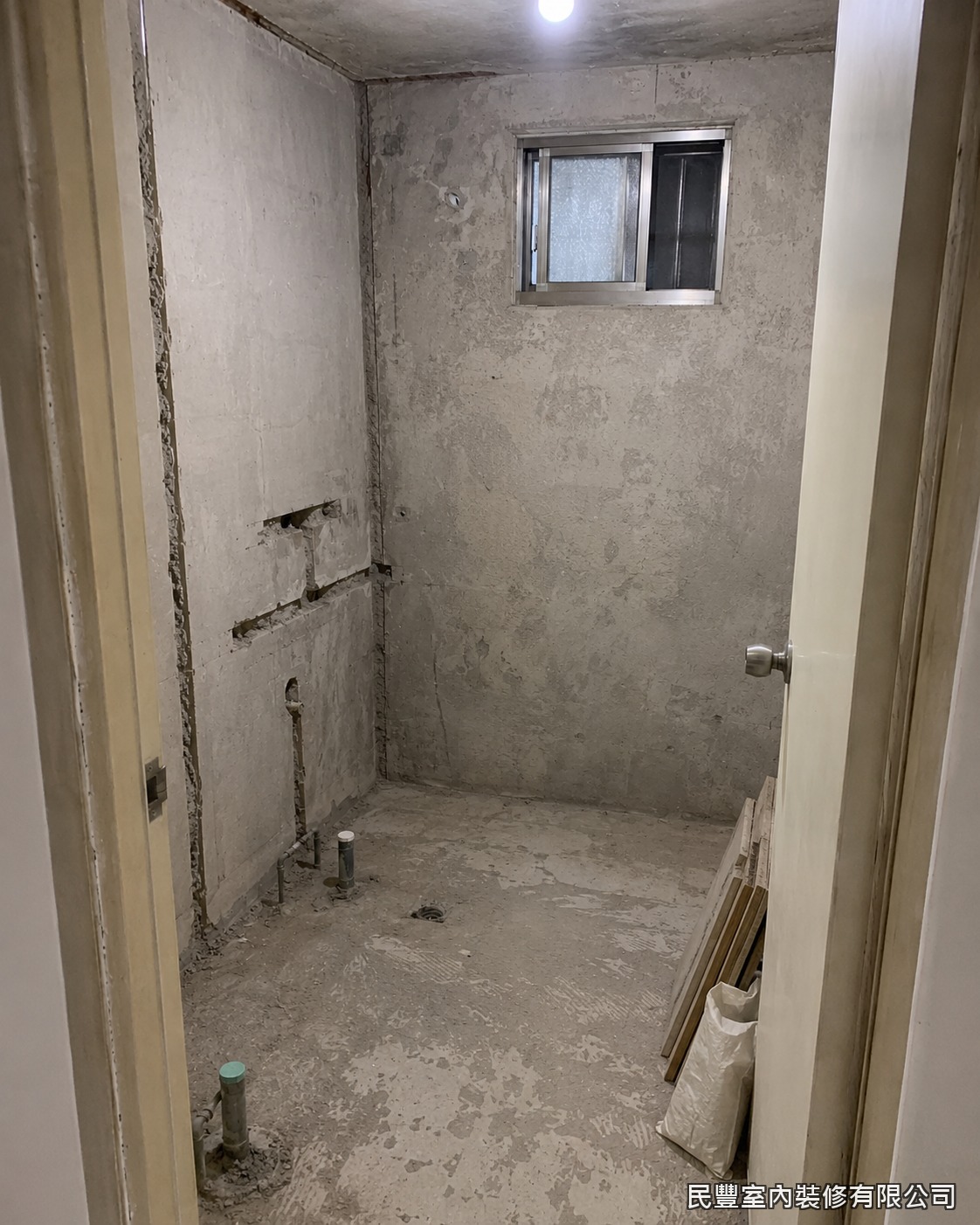 民豐室內裝修-衛浴廚房雙翻新-壁面與地坪清理至結構層，確認原有給排水管位與洩水方向，為重新配置管線做好準備