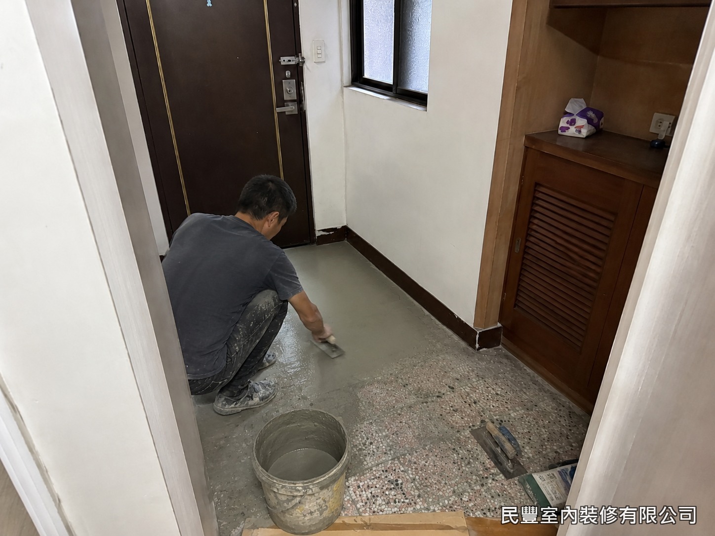 民豐室內裝修-SPC平鋪地板-免打除既有磁磚,以自流平水泥直接整平地坪,填補縫隙與高低差,提供SPC地板平整穩固的鋪設基面