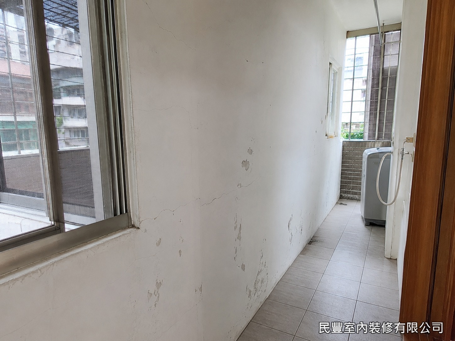 民豐室內裝修-局部壁面補漆-走道壁面原況受潮髒污、漆膜斑駁起泡,局部並有裂痕,業主委託民豐室內裝修進行局部補漆修繕
