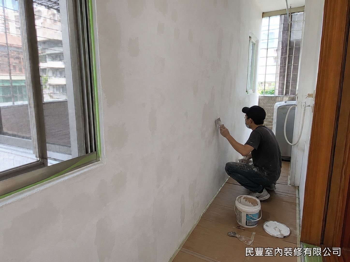 民豐室內裝修-局部壁面補漆-先鏟除鬆脫漆膜並批土整平,門窗以膠帶遮蔽保護,確保面層平整、交界乾淨俐落