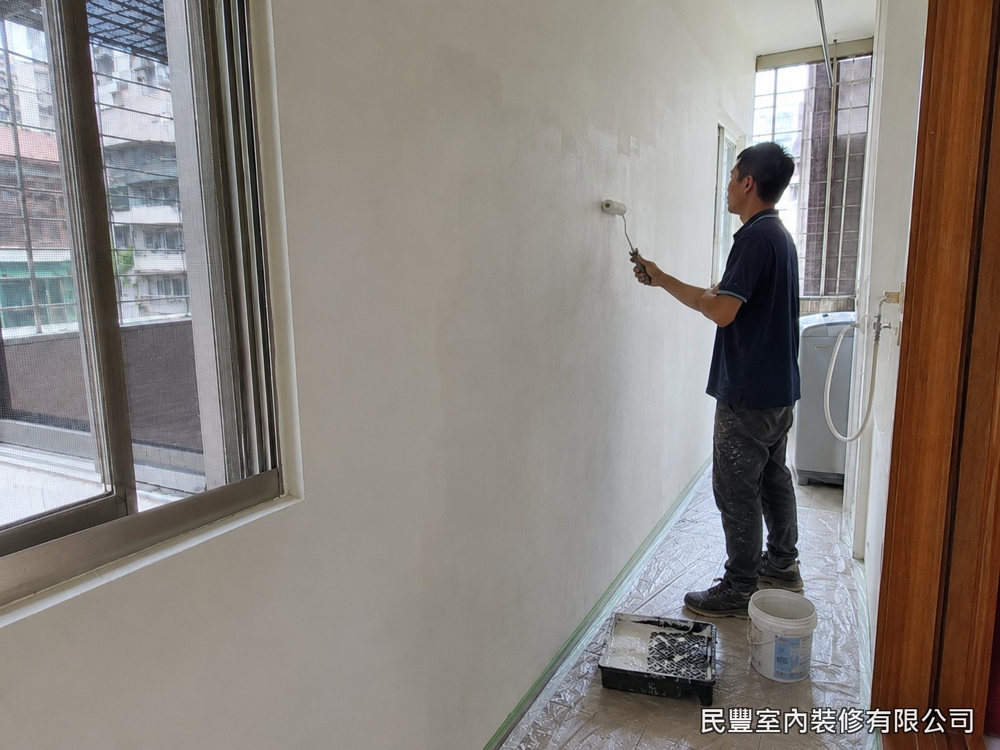 民豐室內裝修-局部壁面補漆-批土研磨後以滾筒均勻塗佈乳膠漆,兩道施作遮蓋力佳,牆面色澤均勻飽和