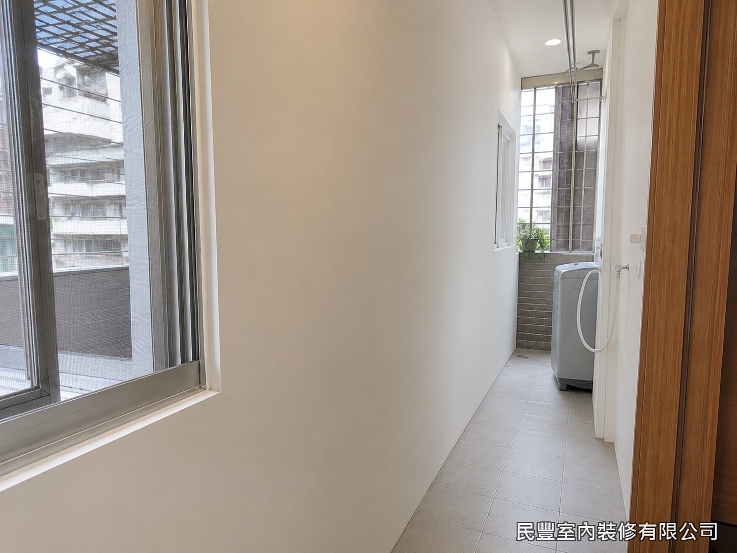 民豐室內裝修-局部壁面補漆-完工後走道壁面潔白明亮平整如新,搭配既有地磚清爽舒適,民豐室內裝修快速完成局部修繕