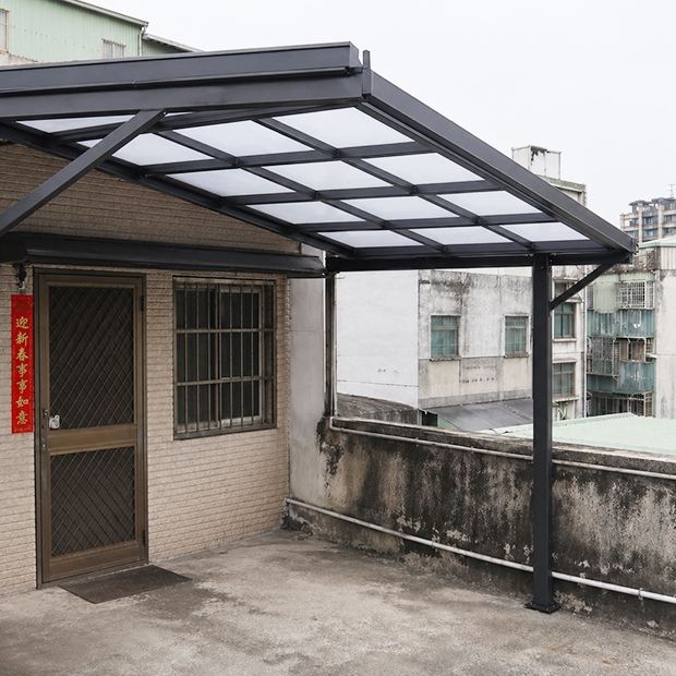 陽台欄杆窗格扶手更換-完工實景，新製樓梯鐵扶手線條簡潔有力，深灰色靜電烤漆耐磨防鏽，握感舒適安全。整體鐵件更換完工後，室內樓梯空間質感大幅提升