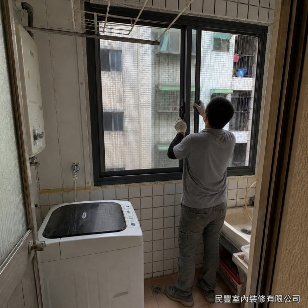 氣密窗-針對閒置冷氣孔以紅磚與水泥砂漿分層填補封實，確保封補處與原牆面結構緊密結合，杜絕漏水與蟲害縫隙