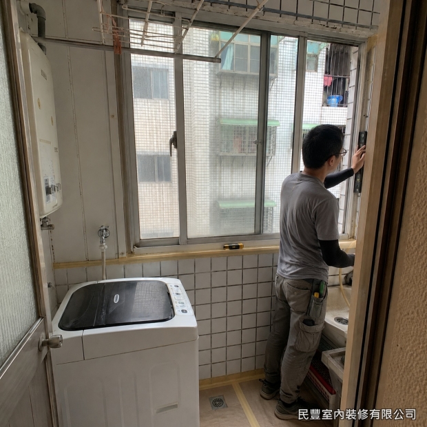 氣密窗-將新鋁窗框置入窗洞，以水平儀校正水平垂直基準，確認窗框四邊平整無歪斜後以固定片定位，準備鎖合固定