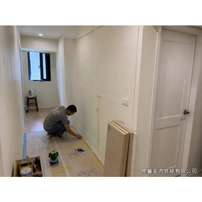 臥室衣櫃-系統板材進場後依序組裝側板、背板及底板,以水平儀確認垂直水平精度,每道接縫以專用五金確實鎖固,確保衣櫃結構穩固耐用 臥室衣櫃-系統板材進場後依序組裝側板、背板及底板,以水平儀確認垂直水平精度,每道接縫以專用五金確實鎖固,確保衣櫃結構穩固耐用