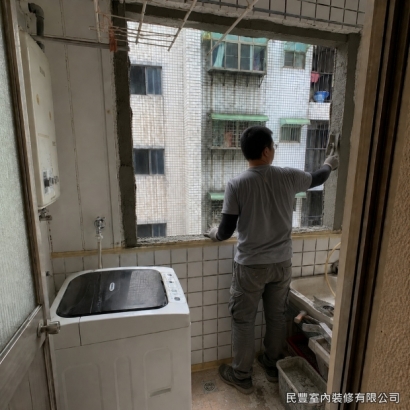 氣密窗-拆除原有老舊窗框，並確認牆面閒置冷氣孔位置與周邊結構狀況，清理鬆動水泥與雜物，規劃封補與新窗安裝範圍