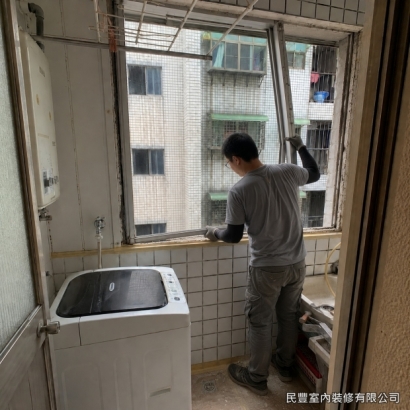 氣密窗-於窗框與牆面接縫處施作塞水路防水，填入防水砂漿確實封填縫隙，阻絕雨水滲入，提升陽台整體防水性能