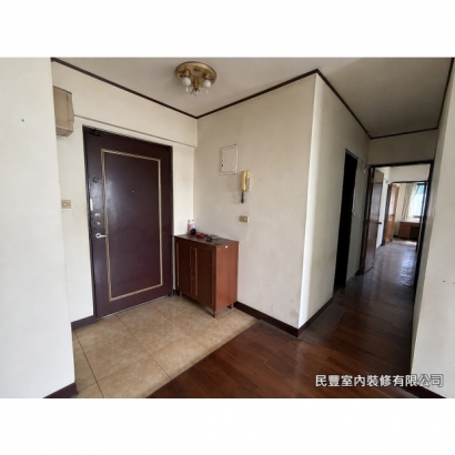 全室系統傢具裝修-施工前詳細記錄原始屋況，玄關磁磚老舊、木地板陳舊，燈具設備均已使用多年