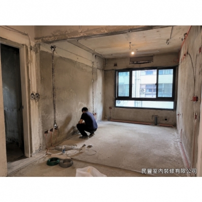 全室翻新整合施工-兩名師傅協力使用電動鑿除機全面打除舊磁磚，地面碎磚裝袋有序清運，打除後地面平整清潔，為後續新地板鋪設及重新粉光打底做好充分準備