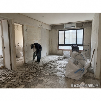 全室翻新整合施工-客廳翻新完工，全新電視主牆以木皮板鋪貼，搭配木地板與新式冷氣，燈光明亮均勻，窗簾配置完善。整體風格現代簡約，業主擺入沙發後空間舒適宜人，整體翻新成果令人滿意