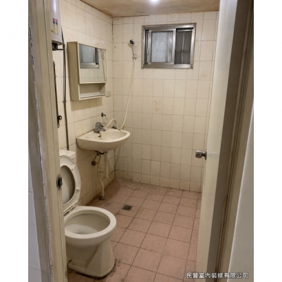 衛浴廚房雙翻新-屋齡偏高的老屋衛浴，磁磚泛黃、設備老舊，地排與管線皆已老化。屋主希望整間打掉重做，提升防水與使用機能