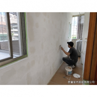 局部壁面補漆-先鏟除鬆脫漆膜並批土整平,門窗以膠帶遮蔽保護,確保面層平整、交界乾淨俐落 局部壁面補漆-先鏟除鬆脫漆膜並批土整平,門窗以膠帶遮蔽保護,確保面層平整、交界乾淨俐落