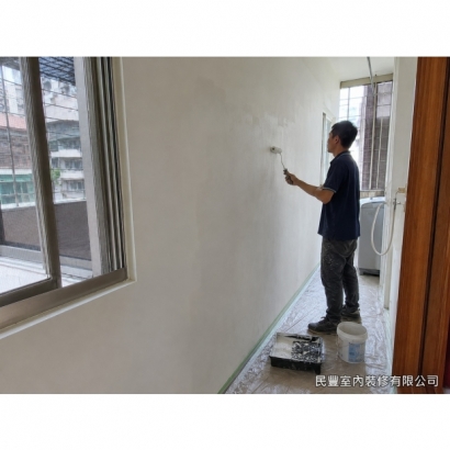局部壁面補漆-批土研磨後以滾筒均勻塗佈乳膠漆,兩道施作遮蓋力佳,牆面色澤均勻飽和 局部壁面補漆-批土研磨後以滾筒均勻塗佈乳膠漆,兩道施作遮蓋力佳,牆面色澤均勻飽和
