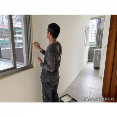 局部壁面補漆-窗框與轉角處以毛刷細部收邊,線條筆直不沾染,展現油漆師傅的細膩手路 局部壁面補漆-窗框與轉角處以毛刷細部收邊,線條筆直不沾染,展現油漆師傅的細膩手路